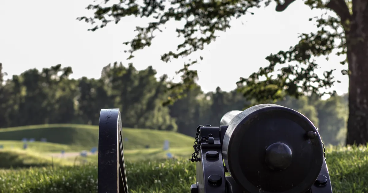 Union cannon aimed at Confederate lines